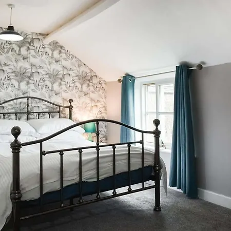 Four Bed Large Garden Dog Friendly Tatil Evi Pickering