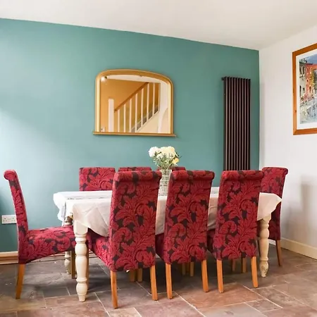 Four Bed Large Garden Dog Friendly Pickering